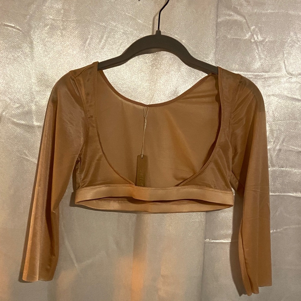Barely There Arm Shape wear in Sienna